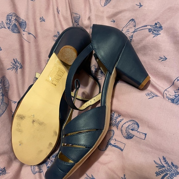 Navy blue heels - Picture 3 of 4